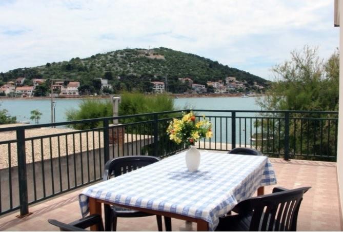 Waterfront Apartments Tisno Bagian luar foto